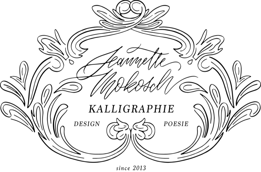Logo von Jeannette Mokosch Kalligraphie, Design, Poesie mit kunstvoll verziertem Rahmen und Schriftzug since 2013.