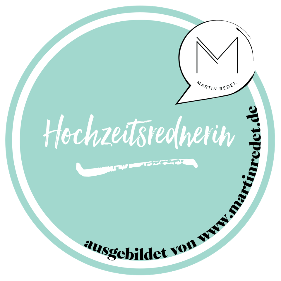 Siegel für ausgebildete Hochzeitsrednerinnen von martinredet.de in türkis mit stilisiertem M und Sprechblase.